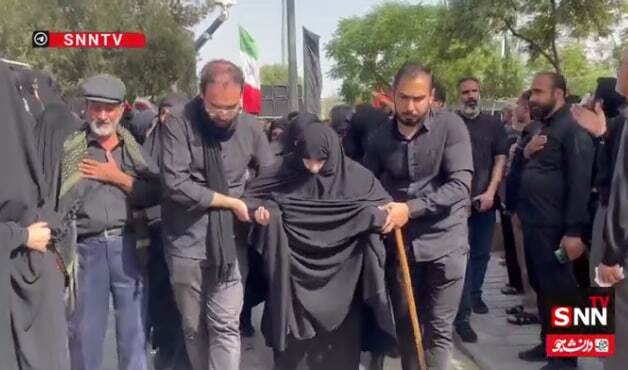 مادر شهیدان باقری، اینبار فرزند، عروس و نوهاش را بدرقه کرد + فیلم