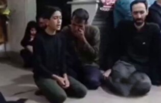 نوحه خوانی محمد حسین فرزند چهارده ساله پاسدار شهید میثم فتح قریب بیدگلی در جمع عزاداران پدر شهیدش