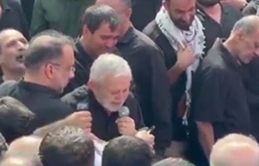 تلقین خواندن حاج منصور ارضی بر پیکر سرلشکر شهید امیرعلی حاجی زاده