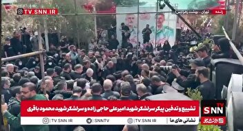 تلقین خواندن حاج منصور ارضی بر پیکر سرلشکر شهید امیرعلی حاجی زاده