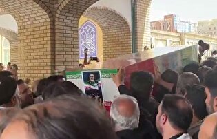 تشییع پیکر سرلشکر شهید سلامی در حرم حضرت عبدالعظیم (ع) روی دستان مردم