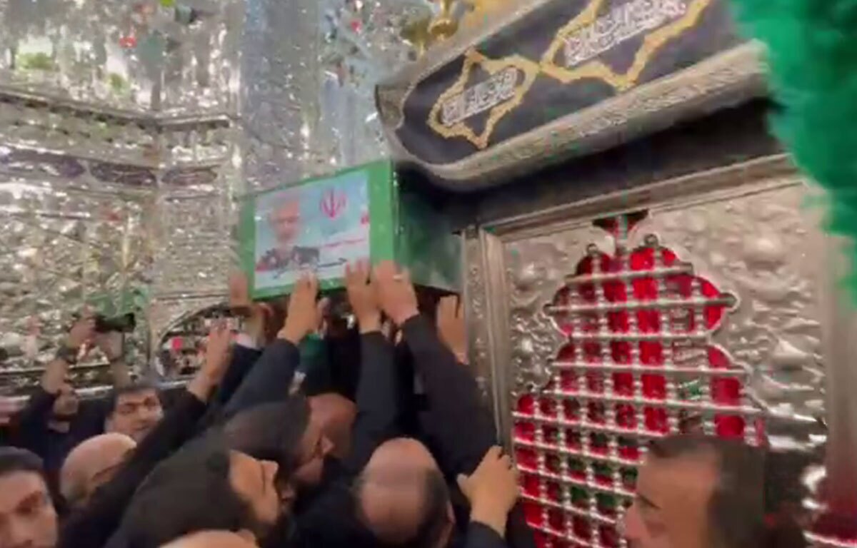 طواف پیکر سپهبد شهید سلامی گرداگرد حرم مطهر عبدالعظیم حسنی پیش از تدفین