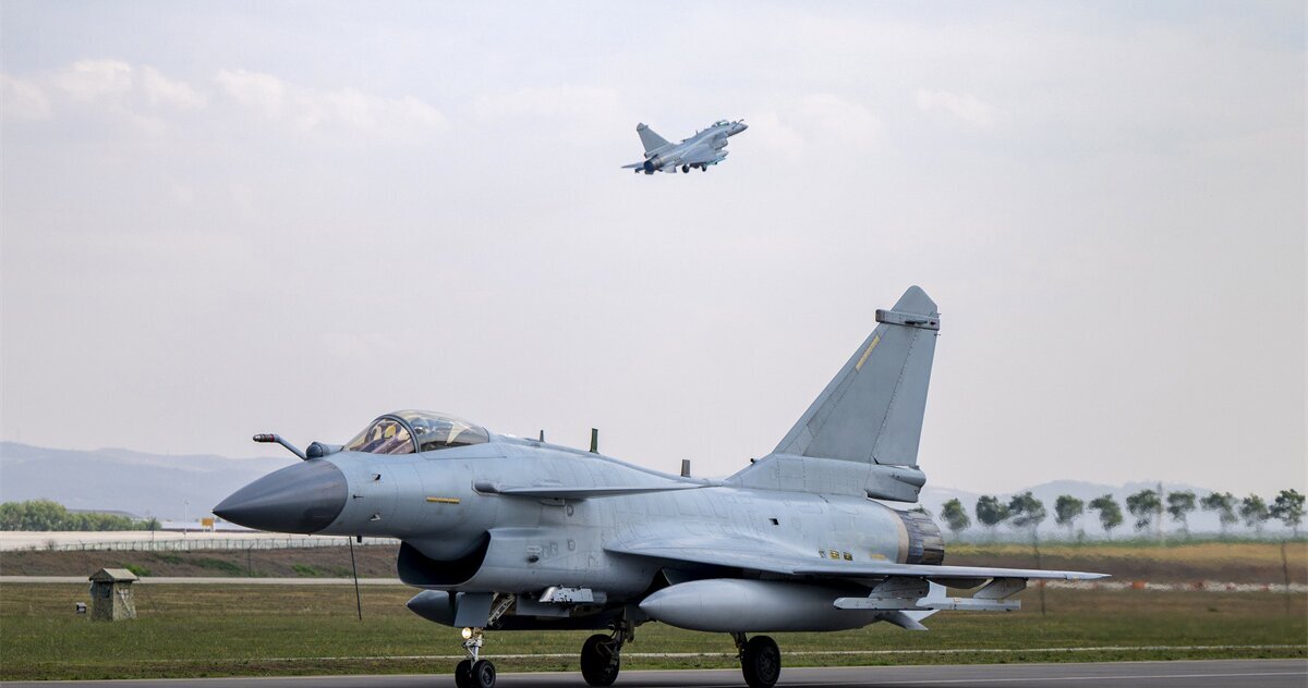 بررسی شایعه خرید جنگنده جی 10 از چین/ اژدهای چینی سرباز آسمان ایران می&zwnj;شود؟