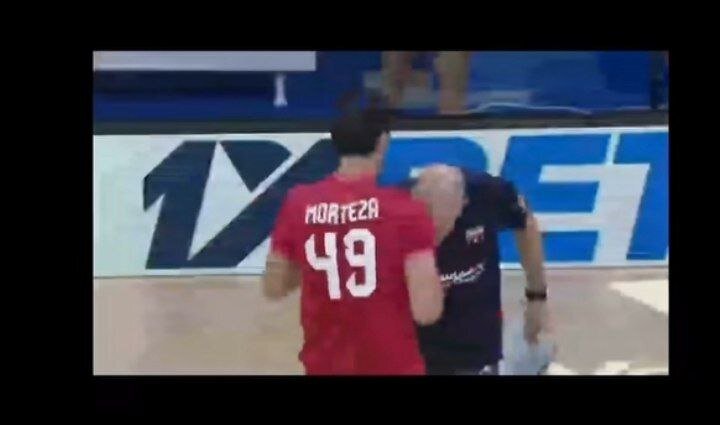 بوسه خاص پیاتزا بر دست ستاره تیم ملی بوسه خاص پیاتزا بر دست ستاره تیم ملی