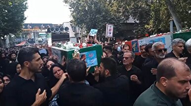 گرگانی‌ها پیکر دختر شهید ۳ ساله جنگ اخیر را تشییع کردند+فیلم