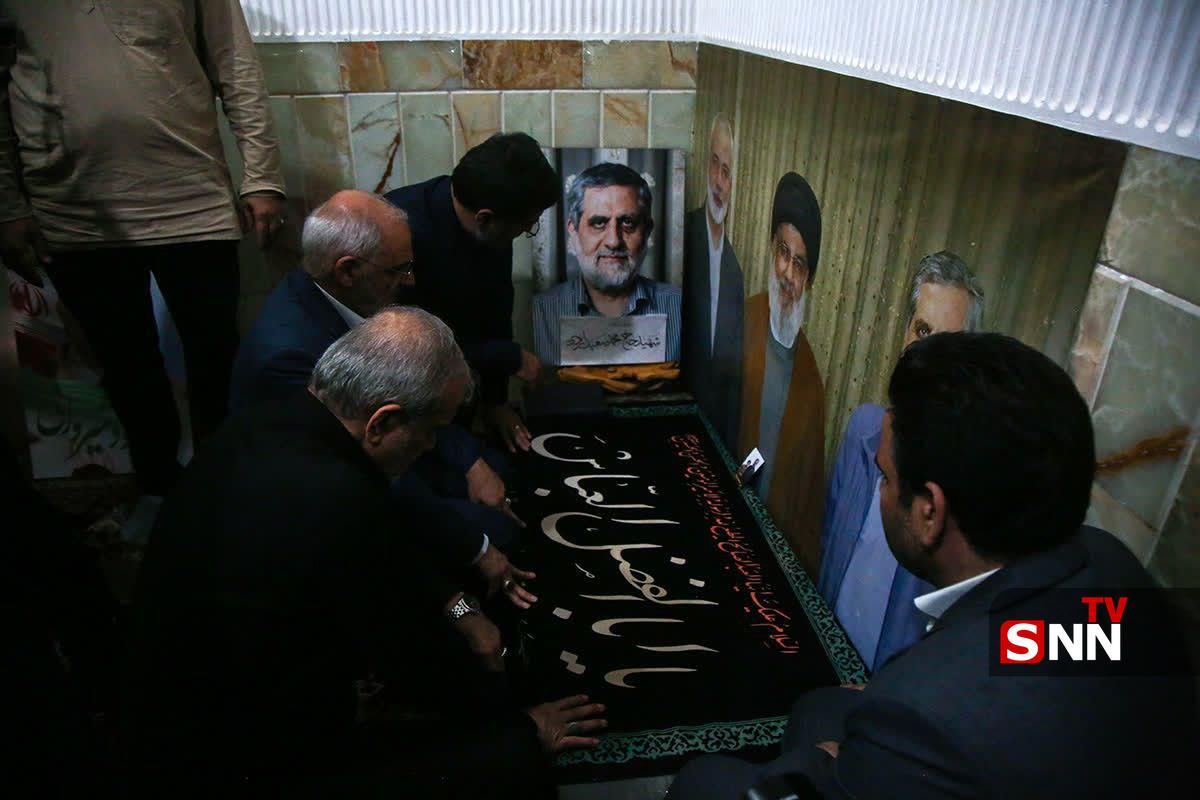 تصویری از حضور رئیس جمهور بر مزار سردار شهید محمد سعید ایزدی تصویری از حضور رئیس جمهور بر مزار سردار شهید محمد سعید ایزدی