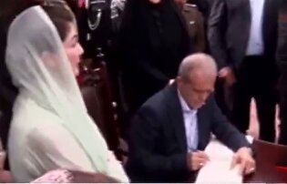 امضای دفتر یادبود توسط رییس جمهور در حاشیه بازدید از مزار شاعر فارسی زبان در لاهور پاکستان