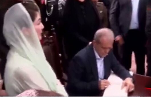 امضای دفتر یادبود توسط رییس جمهور در حاشیه بازدید از مزار شاعر فارسی زبان در لاهور پاکستان