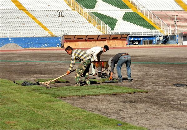 چمن جدید ورزشگاه یادگار امام تبریز هفته پنجم لیگ برتر آماده میشود