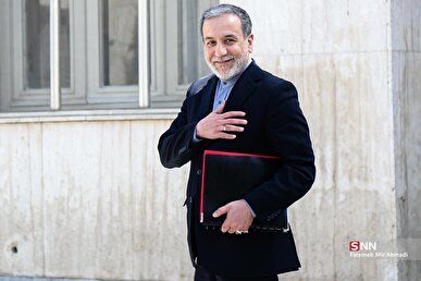حضور سرزده و غیرمنتظره عراقچی در نشست خبری سخنگوی وزارت خارجه + فیلم