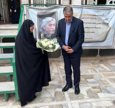 دیدار رییس سازمان انرژی اتمی با مادر دانشمند هسته‌ای شهید «دکتر فقهی»