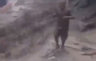 لحظه دلهره‌آور نجات مرد کلمبیایی از سیل خروشان