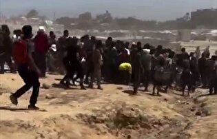 هواپیما‌ها نان کپک زده برای ما پرتاب کرده‌اند، ما هم انسان هستیم این وضعیت کمک اخلاقی نیست!