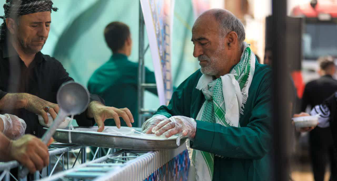 موکب امامزادگان کرج در مسیر پیادهروی اربعین برپا شد
