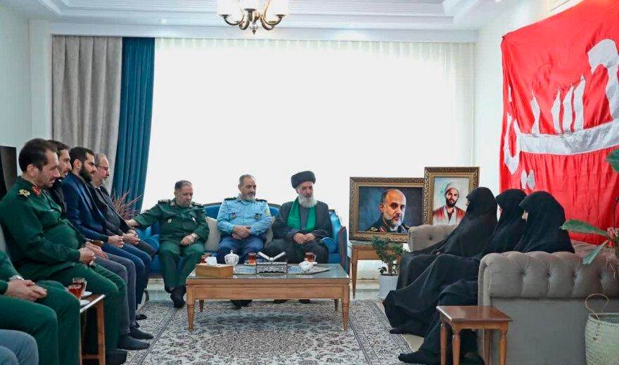 دیدار وزیر دفاع با خانواده شهیدان رشید و محرابی