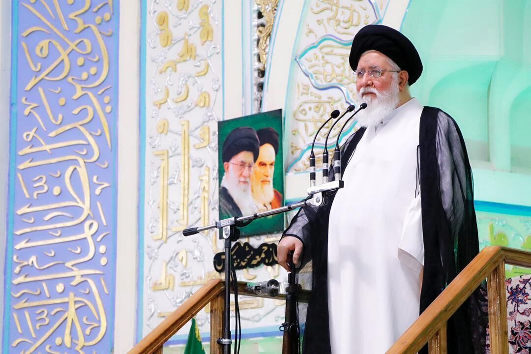 امام جمعه مشهد: خبرنگاران انقلابی در صف اول جبهه فداکاری هستند