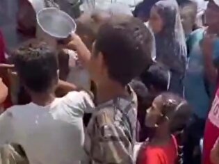 صف طولانی کودکان فلسطینی زیر آفتاب سوزان در انتظار دریافت غذا در آشپزخانه خیریه خان یونس
