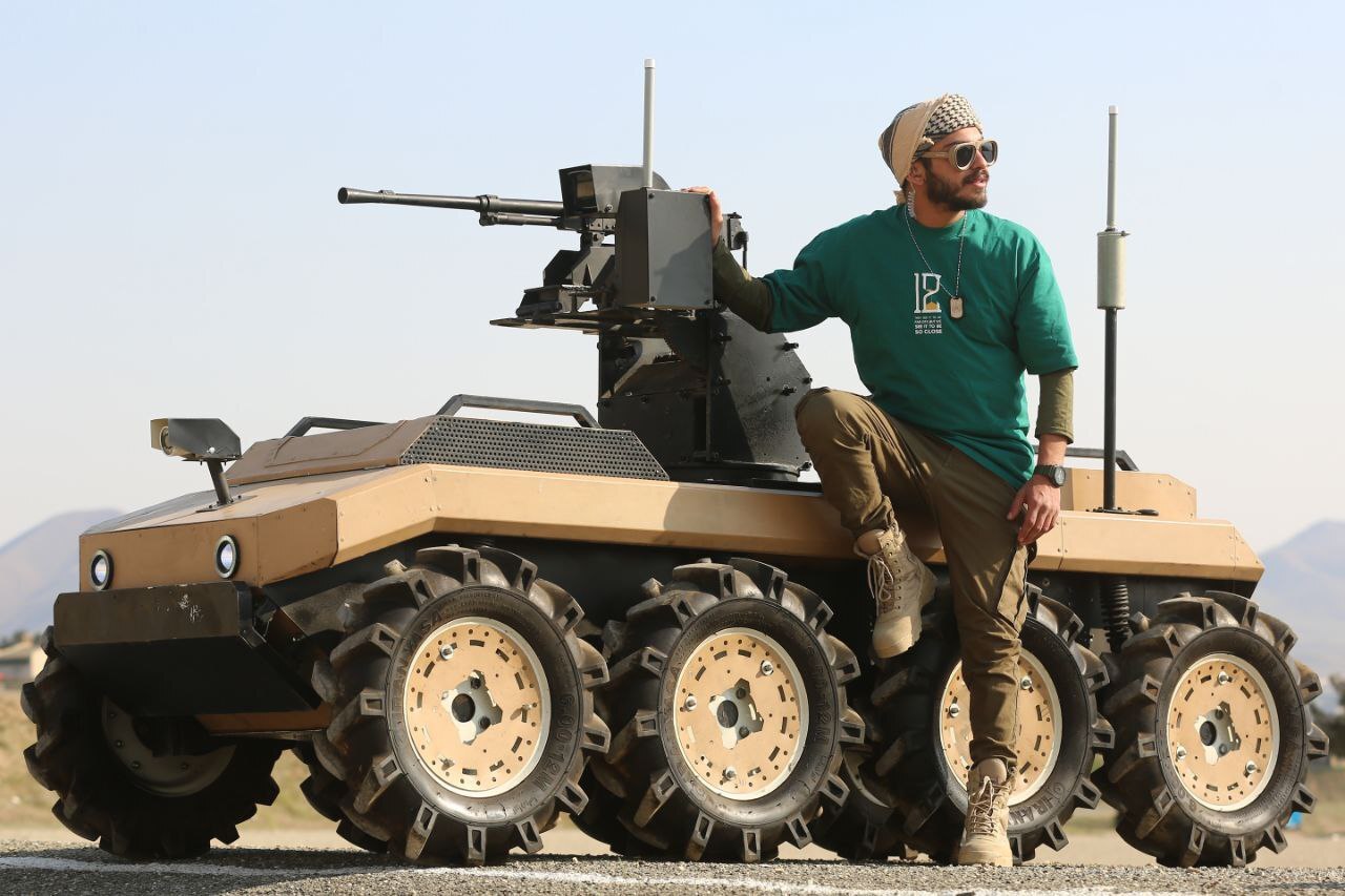 ربات جنگی آریا ارتش رونمایی شد/ تسلیح به مسلسل و قابلیت آفرود بالا و نبرد هوشمند از ویژگی های آریای جنگی هستند