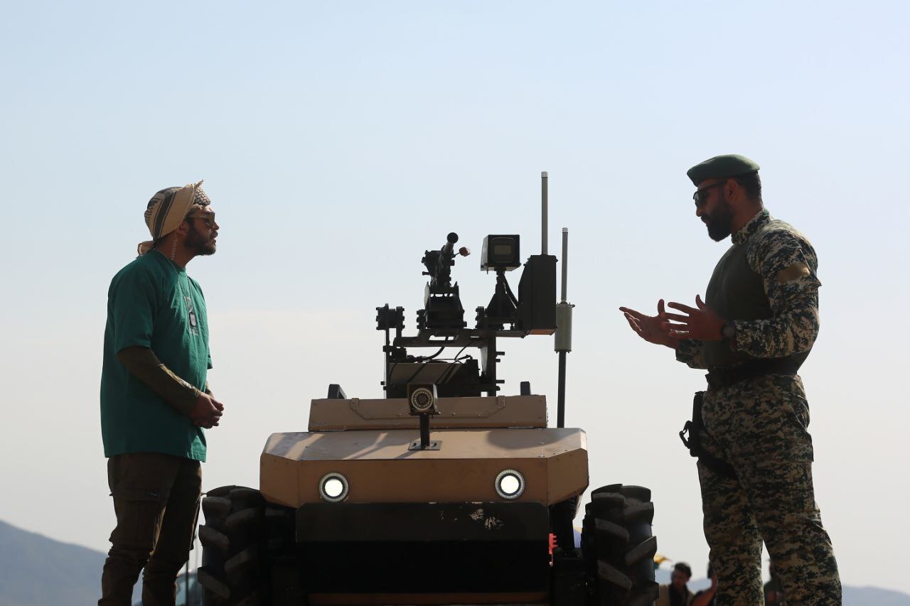 ربات جنگی آریا ارتش رونمایی شد/ تسلیح به مسلسل و قابلیت آفرود بالا و نبرد هوشمند از ویژگی های آریای جنگی هستند