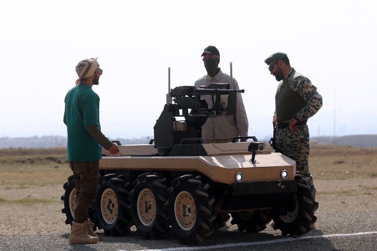 ربات جنگی آریا ارتش رونمایی شد/ تسلیح به مسلسل و قابلیت آفرود بالا و نبرد هوشمند از ویژگی های آریای جنگی هستند