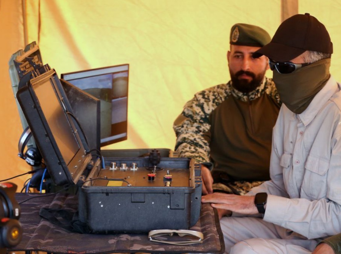 ربات جنگی آریا ارتش رونمایی شد/ تسلیح به مسلسل و قابلیت آفرود بالا و نبرد هوشمند از ویژگی های آریای جنگی هستند