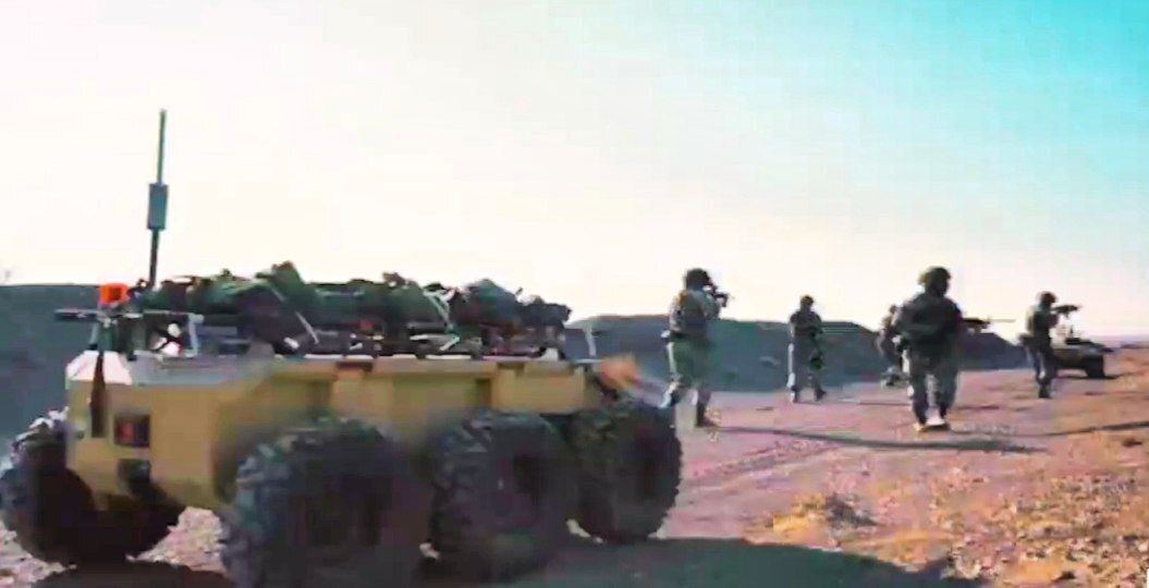 ربات جنگی آریا ارتش رونمایی شد/ تسلیح به مسلسل و قابلیت آفرود بالا و نبرد هوشمند از ویژگی های آریای جنگی هستند