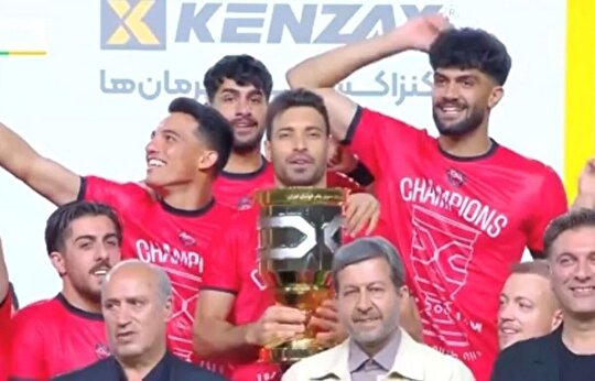 لحظه بالا بردن کاپ قهرمانی سوپرجام توسط شجاع خلیل‌زاده، کاپیتان تراکتور