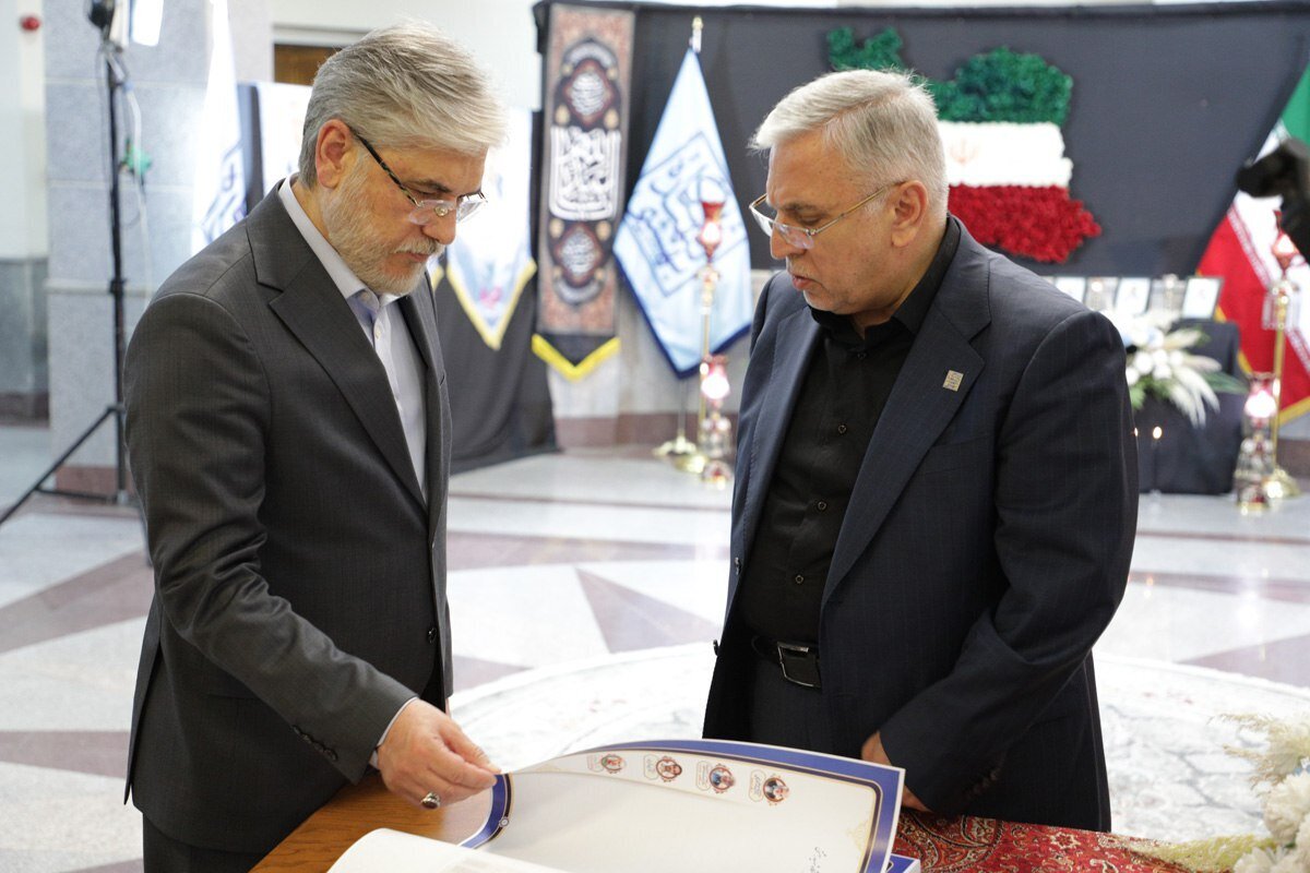 امضای دفتر یادبود شهدای هستهای؛ راه دانشمندان شهید ادامه دارد امضای دفتر یادبود شهدای هستهای؛ راه دانشمندان شهید ادامه دارد