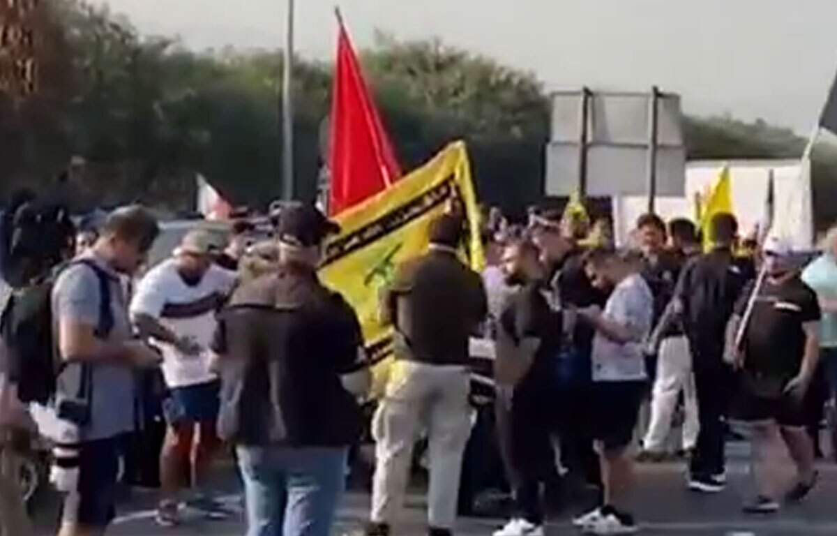 حضور مردم لبنان در مسیرهای منتهی به فرودگاه بین المللی بیروت به منظور استقبال از علی لاریجانی، دبیر شورای امنیت ملی جمهوری اسلامی ایران
