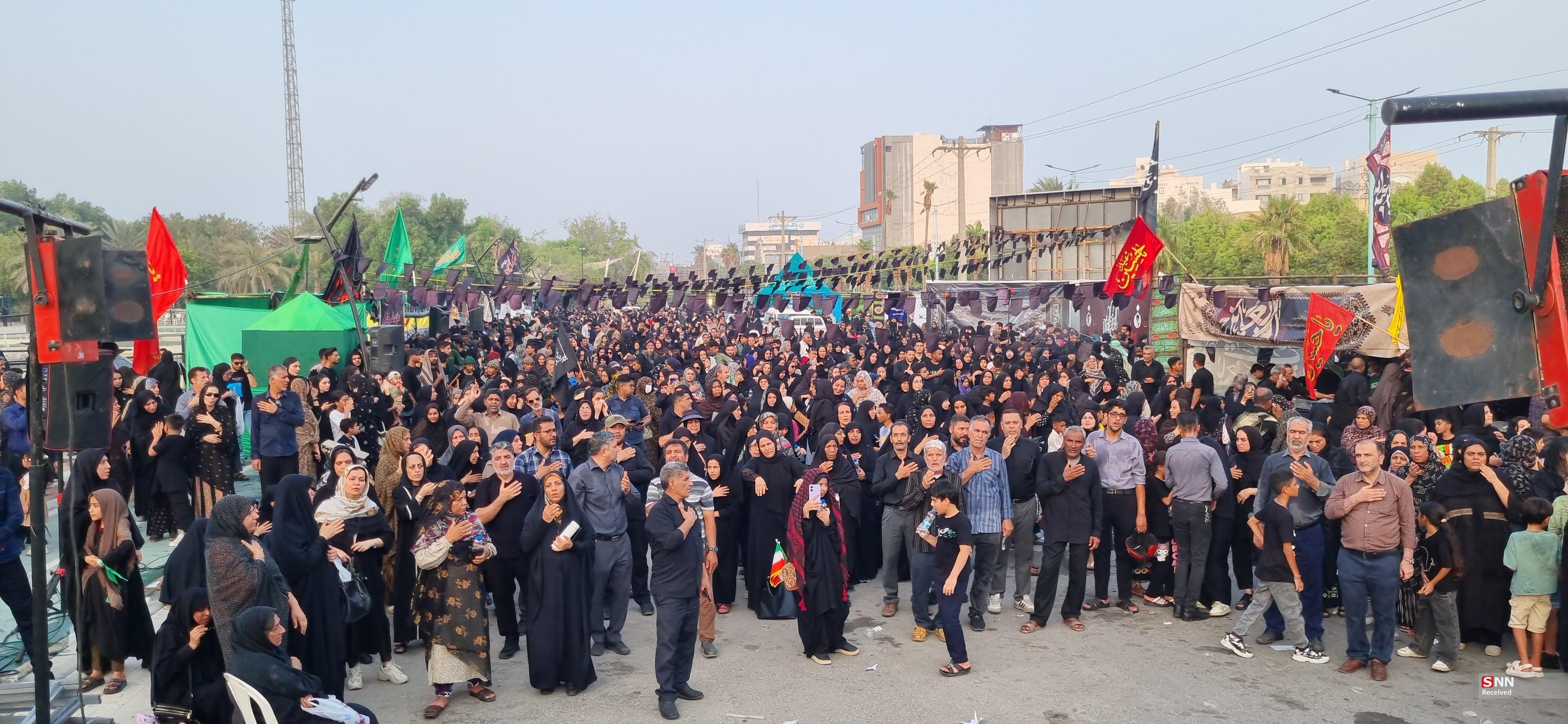 پیاده‌روی جاماندگان اربعین حسینی در بندرعباس؛ شور حسینی در گرمای ۴۱ درجه کنار خلیج فارس+فیلم