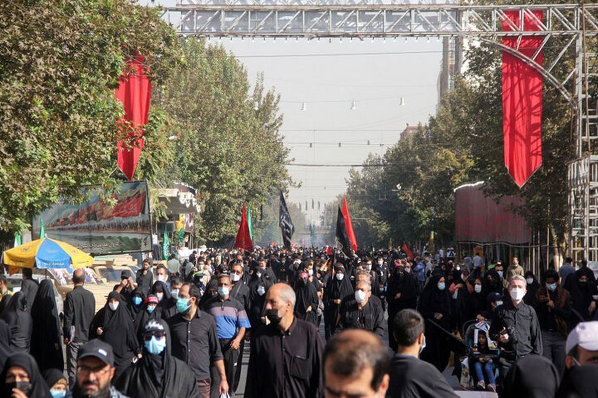 پیاده‌روی جاماندگان اربعین حسینی در بندرعباس؛ شور حسینی در گرمای ۴۱ درجه کنار خلیج فارس+فیلم