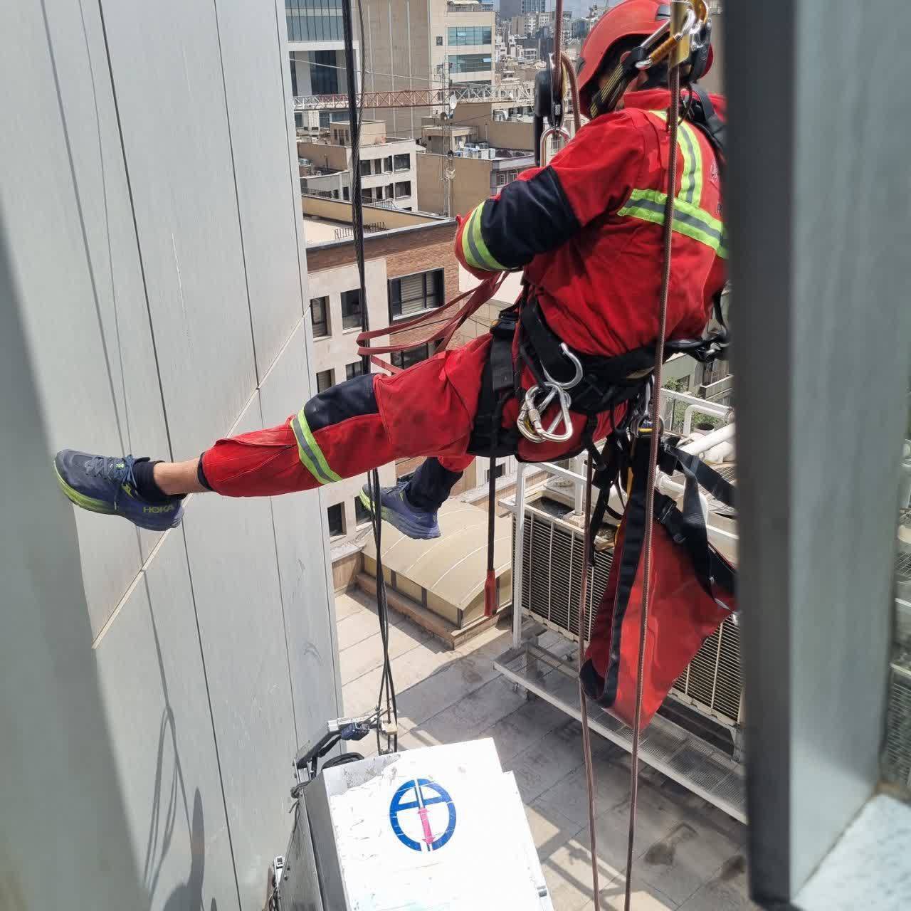 سقوط ۲ کارگر از نمای برج ۲۱ طبقه در خیابان ولیعصر تهران سقوط ۲ کارگر از نمای برج ۲۱ طبقه در خیابان ولیعصر تهران