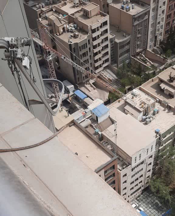 سقوط ۲ کارگر از نمای برج ۲۱ طبقه در خیابان ولیعصر تهران سقوط ۲ کارگر از نمای برج ۲۱ طبقه در خیابان ولیعصر تهران