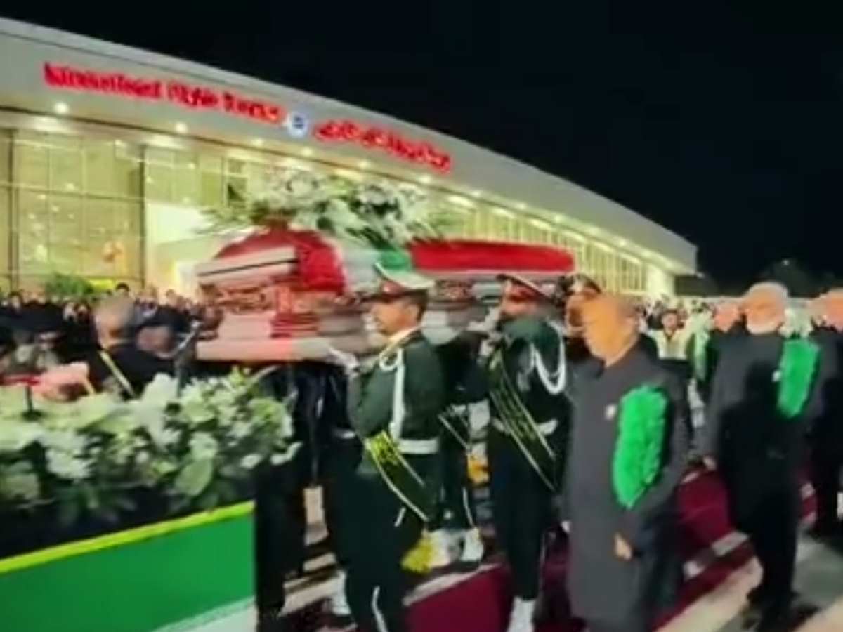استقبال خادمان رضوی از پیکر استاد فرشچیان