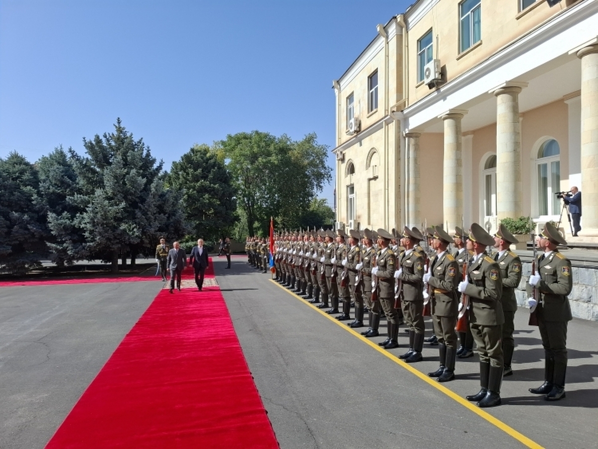 استقبال رسمی نخست وزیر ارمنستان از رئیس جمهور کشورمان + فیلم
