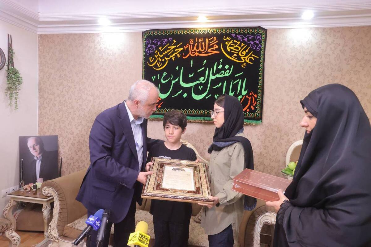 شهدا حافظان اصلی نظام هستند