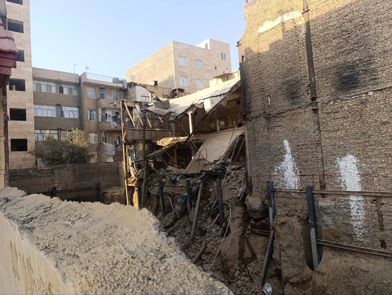 حادثه آوار در شهرک ولیعصر تهران؛ نیمی از سالن پذیرایی متروکه تخریب شد