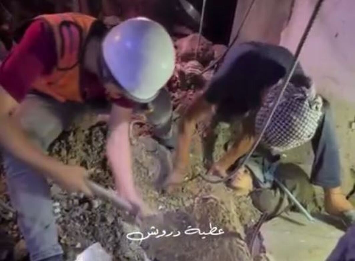 نجات معجزه‌آسای کودک فلسطینی از زیر آوار در غزه + فیلم