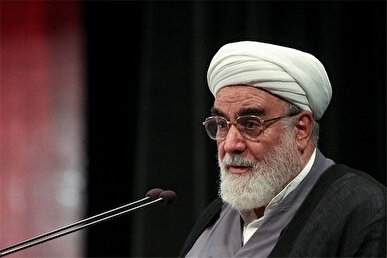 عیادت حجت الاسلام محمدی گلپایگانی از آیت‌الله نوری‌همدانی