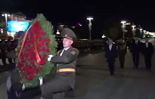 ادای احترام پزشکیان در بنای یادبود کشته‌شدگان جنگ میهنی بلاروس در میدان پیروزی مینسک