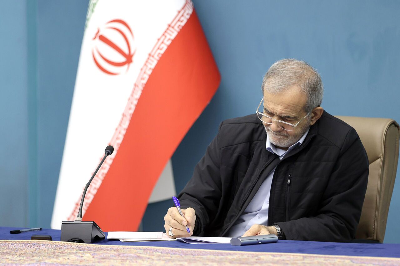پیام تسلیت پزشکیان در پی سانحه سقوط هواپیمای مسافری در روسیه