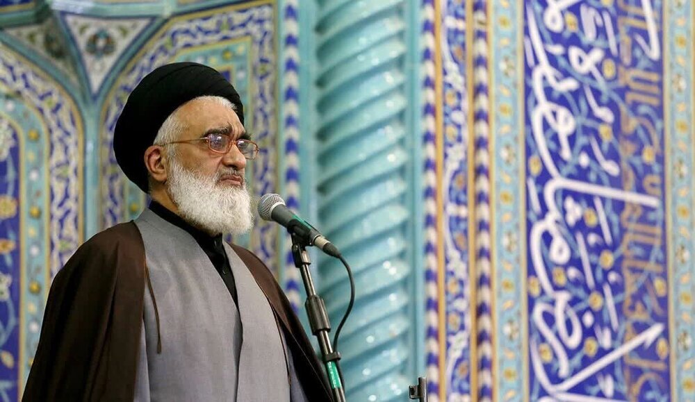 امام جمعه قم: شیفتگان آمریکا مراقب مکر صهیونیست‌ها و اسلام آمریکایی باشند