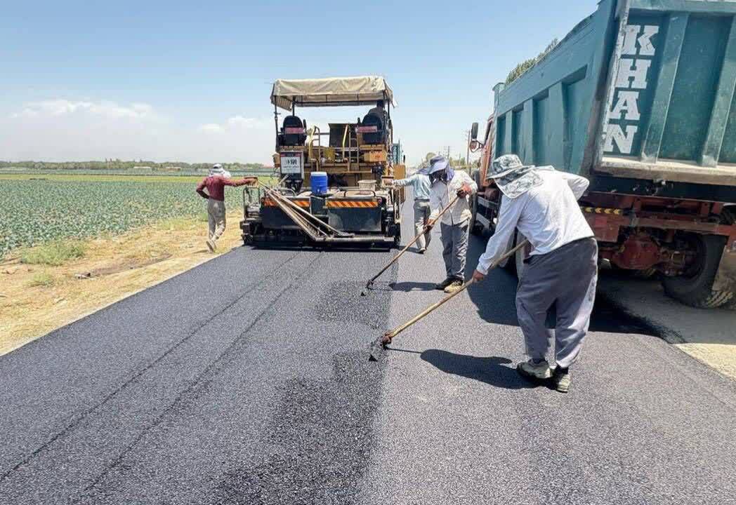 بهسازی و روکش آسفالت ۸ کیلومتر از راههای روستایی چهارباغ