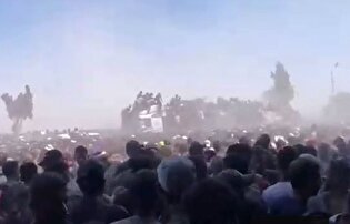 تجمع هزاران فلسطینی گرسنه در محور موراگ در جنوب نوار غزه برای دریافت اندکی غذا