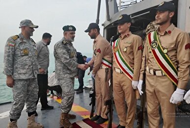 بازدید امیر دریادار ایرانی از یگان‌های شناوری سطحی و زیرسطحی در تنگه هرمز و خلیج فارس