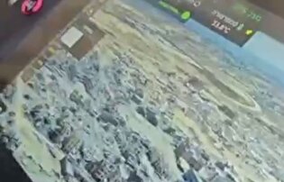 شادی سربازان صهیونیست از منفجر کردن منازل فلسطینی‌ها!