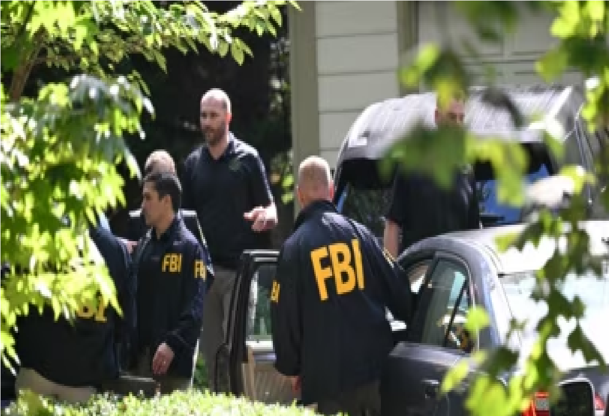 جان بولتون کیست؟ / پشت پرده یورش ماموران FBI به خانه مشاور سابق امنیت ملی ترامپ