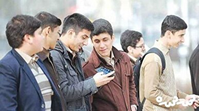 نوجوان ایرانی و رسانه؛ در میان هیاهوی ساختن هویت خود! / رسانه در گیر و دار حلق، دهان و بینی!