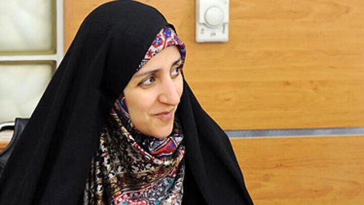 کرمان، بالاترین نسبت حضور زنان را در پستهای مدیریتی دارد / تقدیر از خانواده اولین پزشک شهید کشور