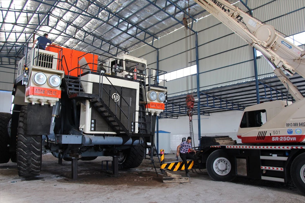 وقتی ما میتوانیم وزن 150 تنی پیدا کرد!/ بزرگ ترین ماشین ایرانی با وزن 150 تن رونمایی شد